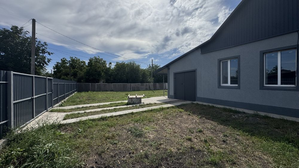 Продаж будинку у центрі Орлівщини , ремонт , гараж , ділянка 10 соток . По домовленісті співпрацюємо по державній програмі .