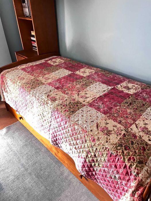 Cama de solteiro em madeira + estante + mesa de cabeceira