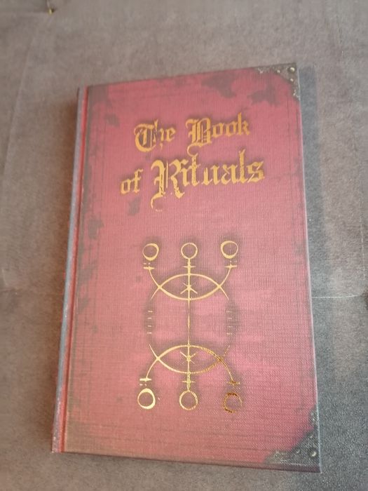 Księga Rytuałów to gra logiczna zamknięta w książce. Żywioły, alchemia