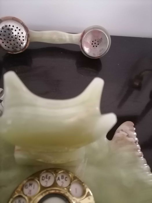 Telefone antigo em mármore