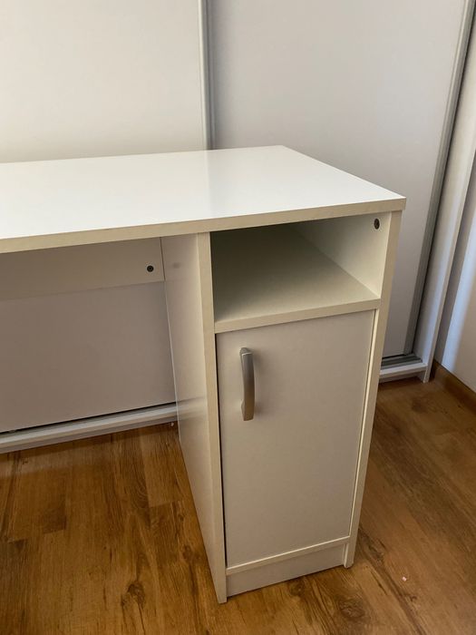 białe biurko dla nastolatka