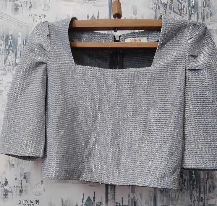 Топ з відкритим декольте