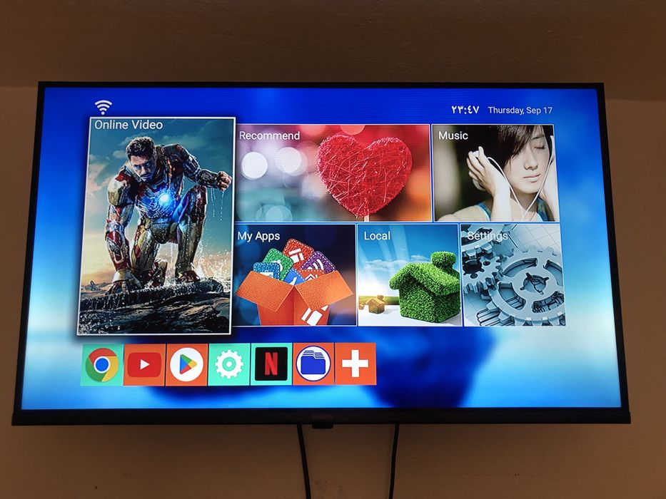 TV Philips 32+ TV Box + 2 télécommandes.