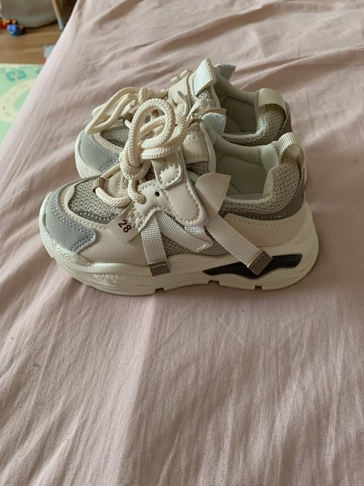 Кросівки нові, підійдуть хлопчику та дівчинкі