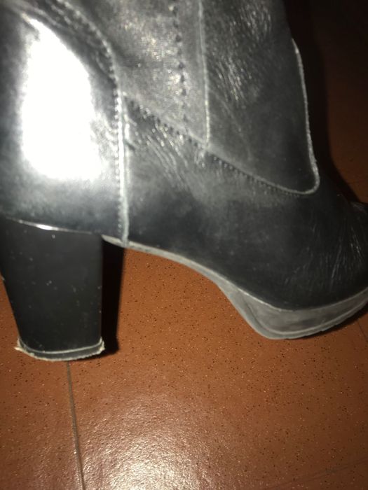 Vendo botas em pele muito pouco usadas