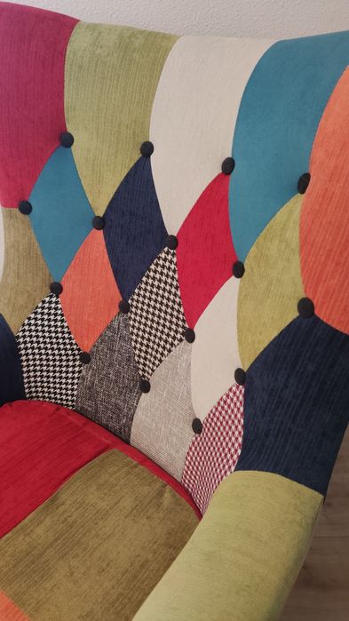 Cadeirão com estampa patchwork colorida