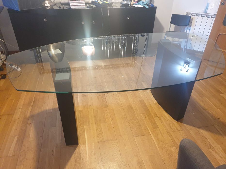 Mesa de sala oval assimétrica