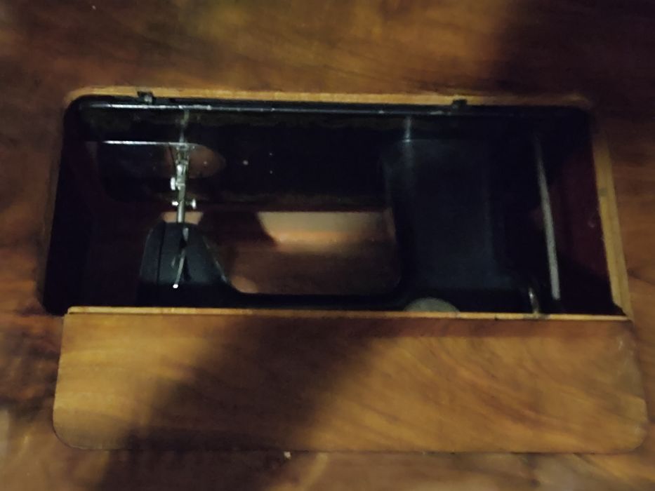 Stara maszyna do szycia w zabudowie