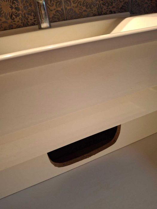 Продам тумбу ширина 80см на ніжках та дзеркало з підсвіткою 80×80, б/в