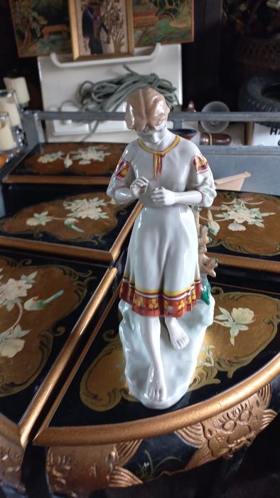 Figurka kobiety stara