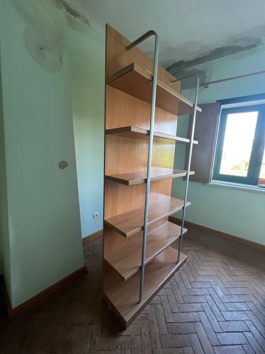 Camas de criança com móvel e prateleiras (colchões incluídos).