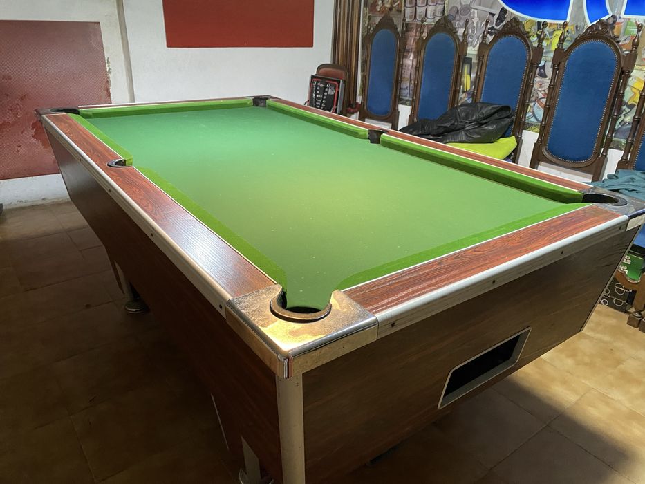 Bilhar snooker com bolas e triângulo e giz