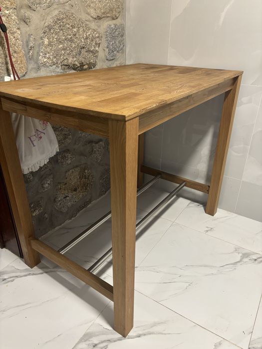 Mesa alta e 4 cadeiras