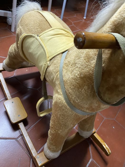 Cavalo de criança com baloiço