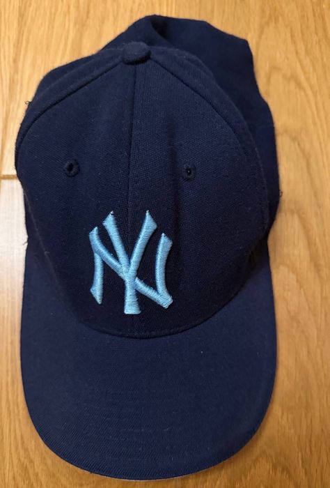 Синя бейсболка з вишитим логотипом New York Yankees