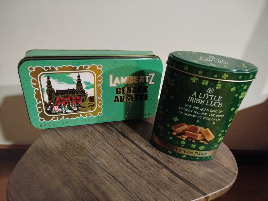 Caixas metálicas vazias