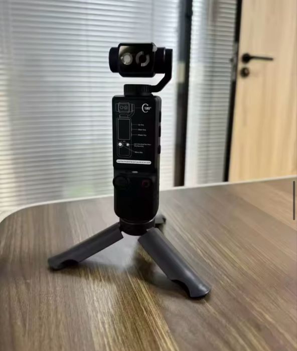 Mini Câmara 4K com Ecrã Rotativo e Foco Automático