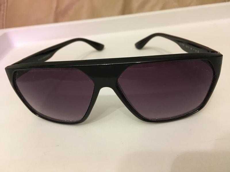 модні сонцезахисні окуляри з чохлом