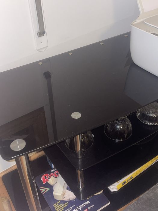 Móvel de vidro preto com prateleiras para televisao