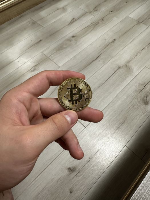 Сувенірні монети біткоїн та ефір