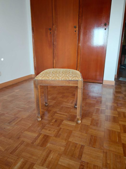 Banco com assento em veludo