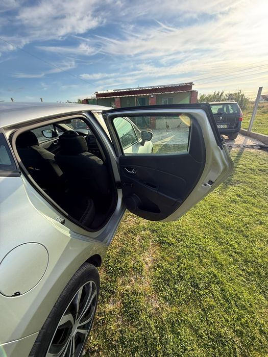 Vendo Renault Clio 2018
Gasóleo 
Revisão feita
Pneus Novos
Kilometros 232.000
Valor: 7.000€