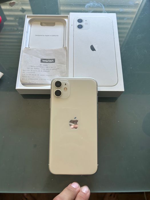 iPhone 11, prateado 64GB com caixa original e carregador fast charging