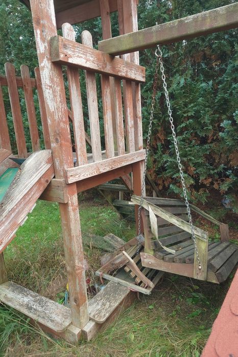 Plac zabaw  domek huśtawka piaskownica