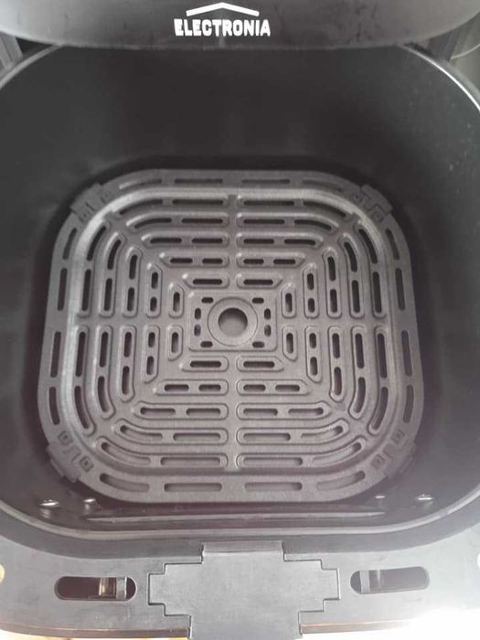 Vende-se Airfryer com poucas utilizações (capacidade 5.7L)