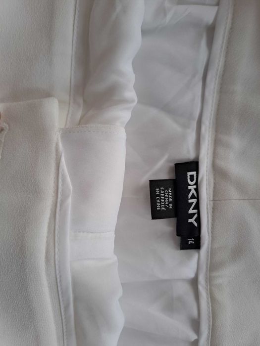 Calças brancas. DKNY. Tamanho 44
