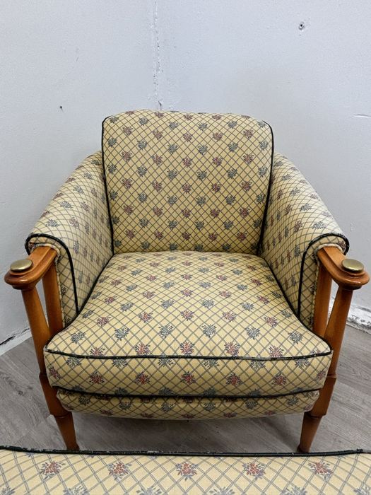 Klasyczny stylowy fotel z dużym podnózkiem vintage
