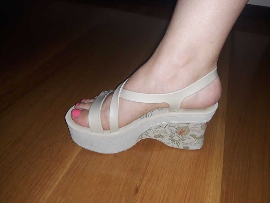 Sandália bege da marca ilhabela