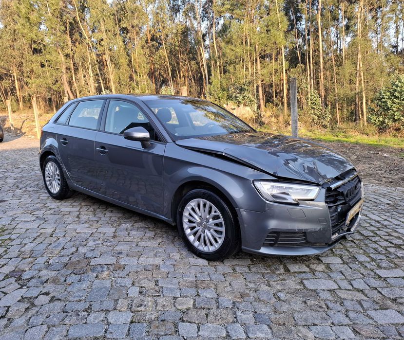 Audi A3 Sportback 1.6 TDI Design 135 Mil Kms Nacional de 2017/10