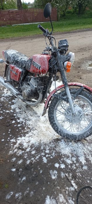 Продаєця мотоцикол Иж Юпітер 5