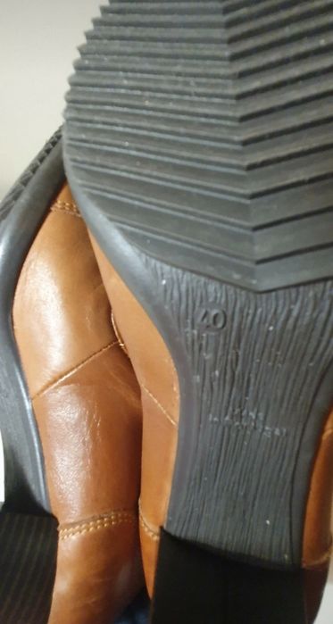 Sapato clássico em pele Hush Puppies em ótimo estado.