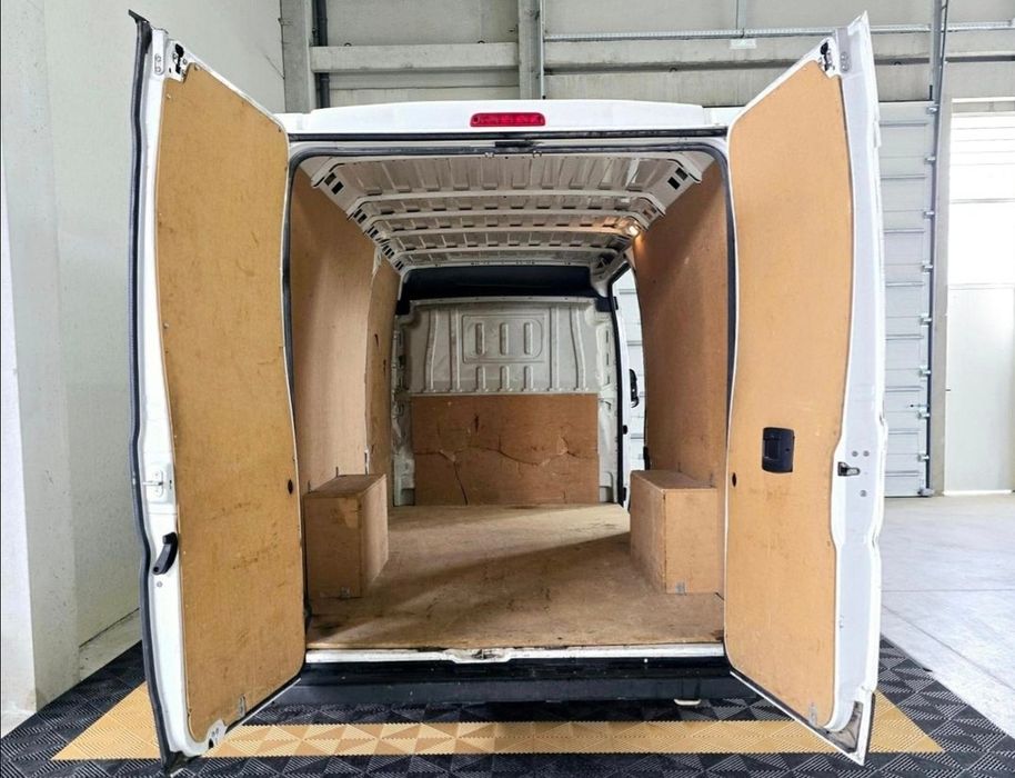 CARRINHAS de caixa fechada e de caixa aberta com e sem ajudantes