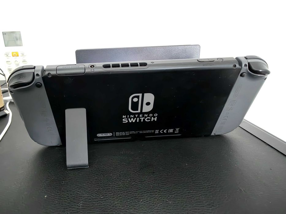 Vendo Nintendo Switch c/ Caixa e Dock + 2 Pares de Joy-Cons + Extras