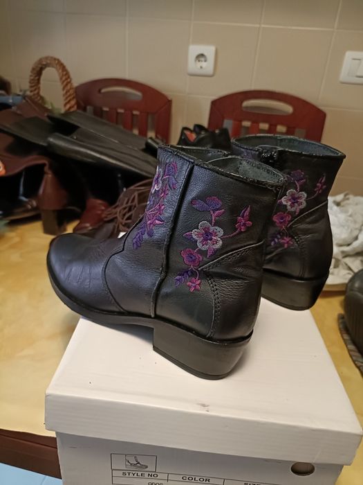 Botins preto  em pele 10€