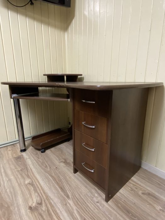 Стол компьютерный