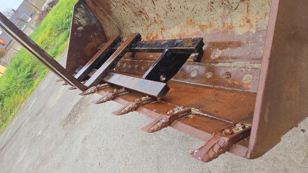 Фронтальний навантажувач jcb