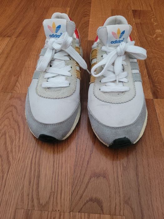 Ténis Adidas modelo INIKI
