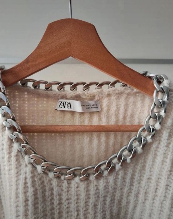 Zara | Biały kremowy sweter z ozdobnym łańcuchem | S 36