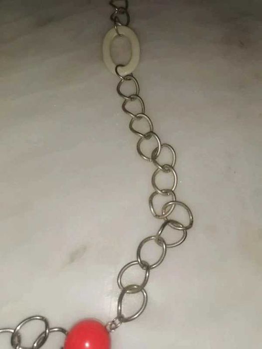 Colar em metal prateado e laranja e branco Lefties