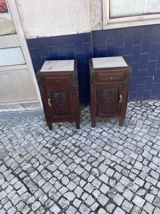 Mesas de cabeceira antigas, com cerca de 130 anos. Em bom estado, com pedras mármore.