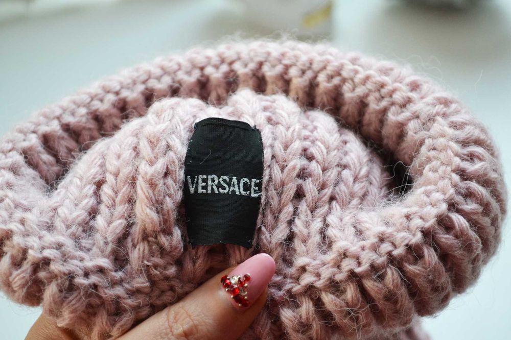 Розовая шапка с отворотом Versace