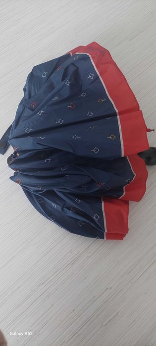 Парасолька червоно-синього кольору
