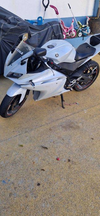 Moto Yamaha yzf 125 vendo ou troco por carro
