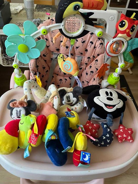 Іграшки для кроватки чи коляски