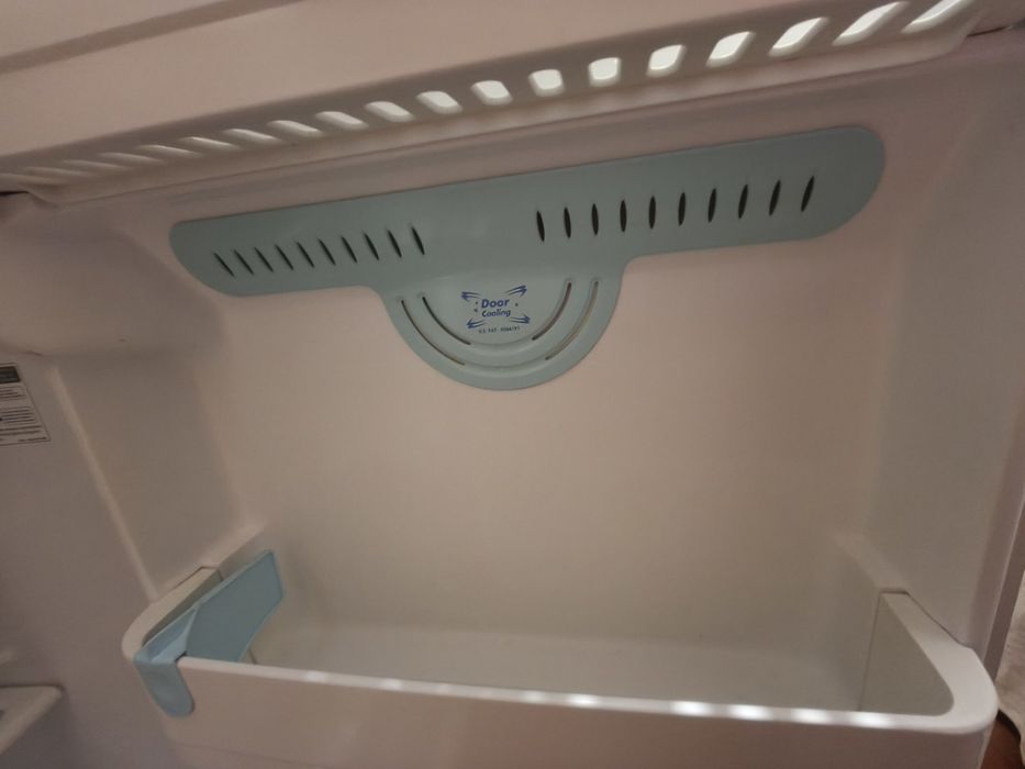 Холодильник б.у лджі двох камерний.