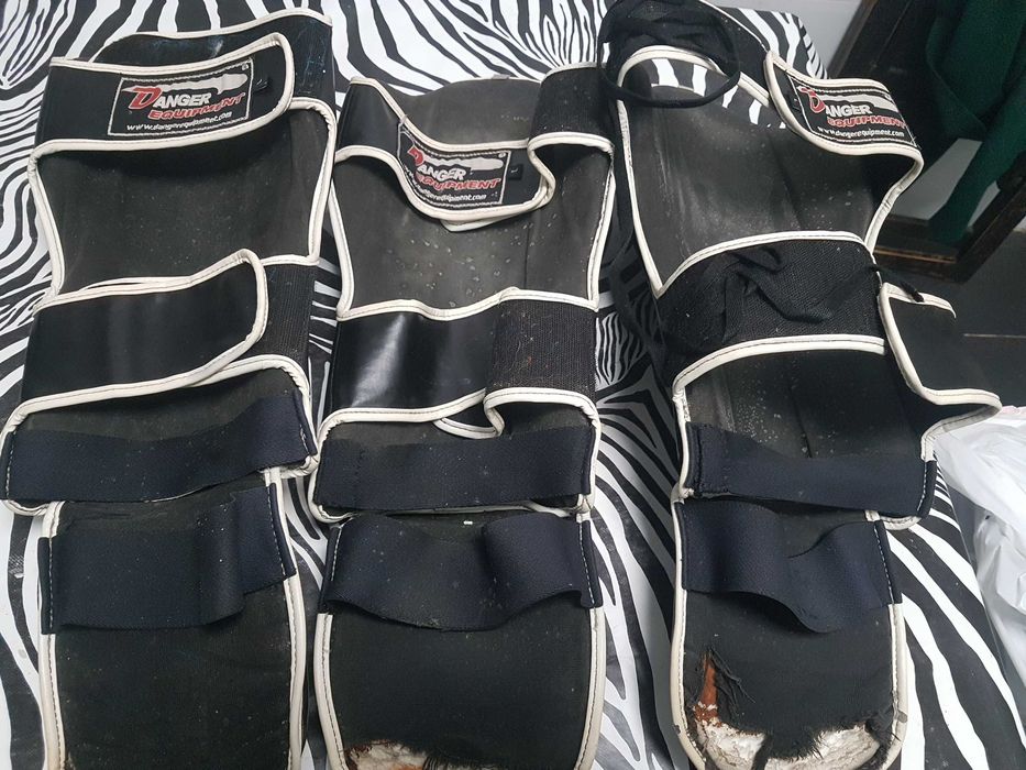 2 pares de luvas e proteções Mms- kickboxing e Muai Thai